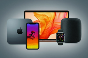 Продукция Apple в магазине электроники в Москве